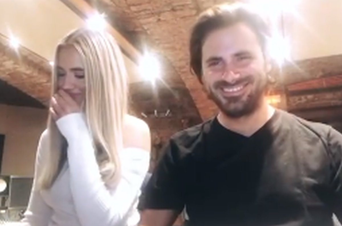 Seksi plavuša rekla Hauseru da je star, on se smijao svojoj glupoj fori