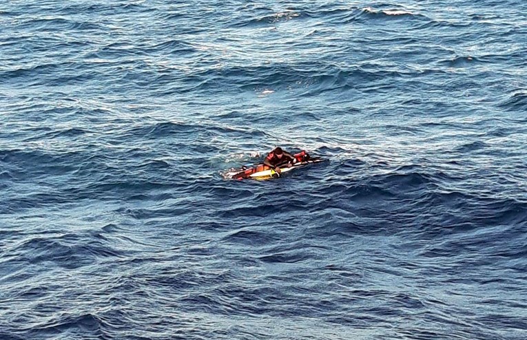 FOTO Brod Hrvatske ratne mornarice spasio surfera u Zadarskom kanalu