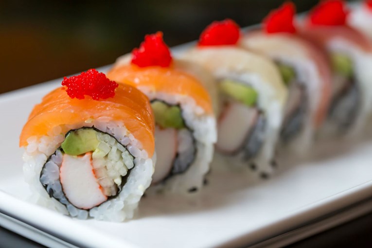 Evo koliko kalorija sadrže sushi rolice i koja je alternativa zdravija