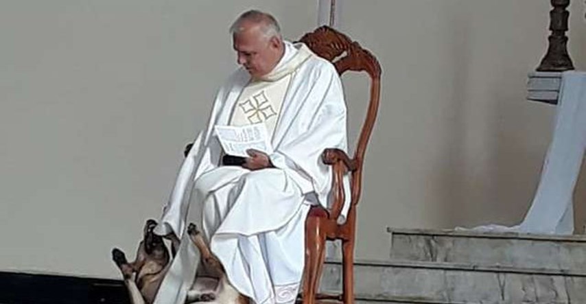 Pas ušao u crkvu usred mise, a reakcija svećenika postala hit