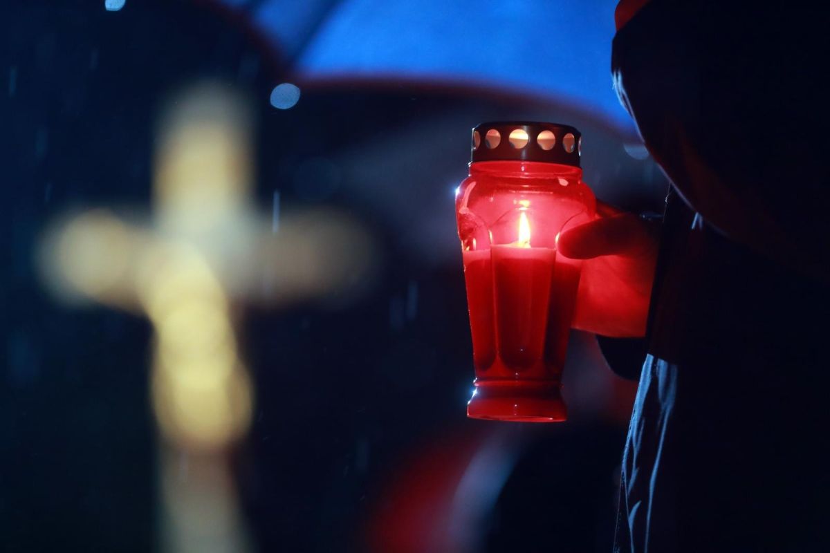 Tragedija u Hercegovini: Muškarac umro dok je na groblju palio svijeće