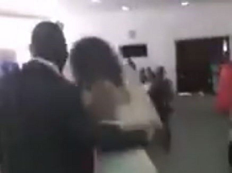 Svatove šokirala ljubavnica koja je u vjenčanici uletjela u crkvu