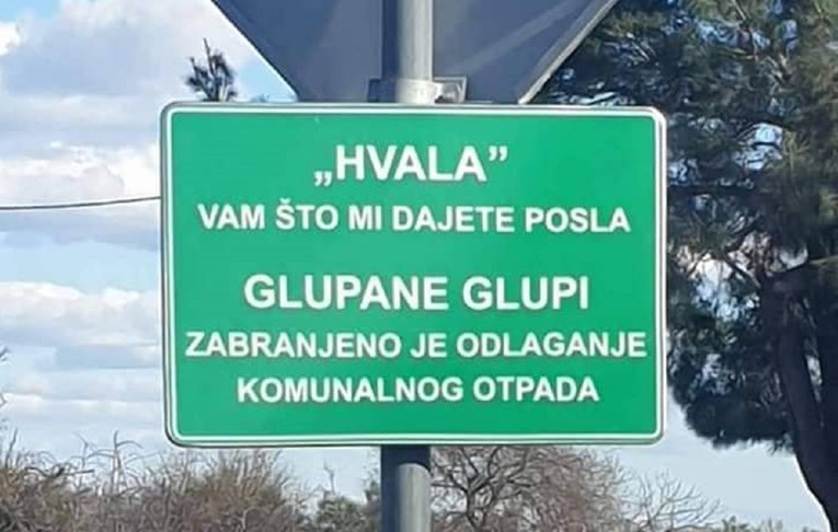 Biograd postavio tablu: "Glupane glupi"