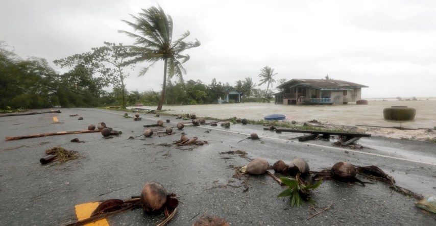 Troje ljudi poginulo u snažnoj tropskoj oluji na Tajlandu