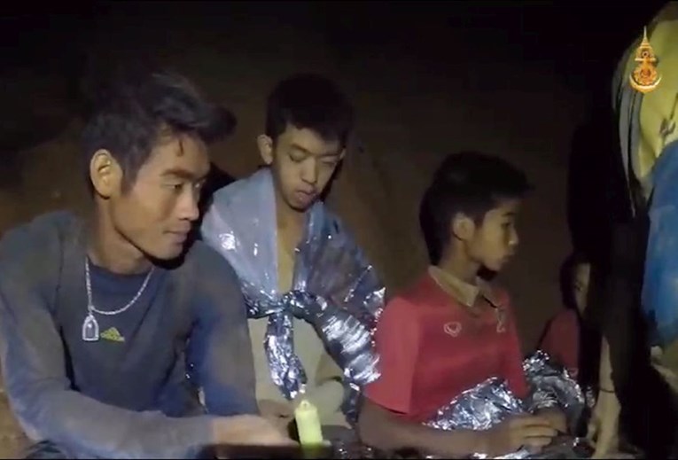 Iz spilje na Tajlandu izvučena četiri dječaka, spašavanje prekinuto. Kiša pada sve jače