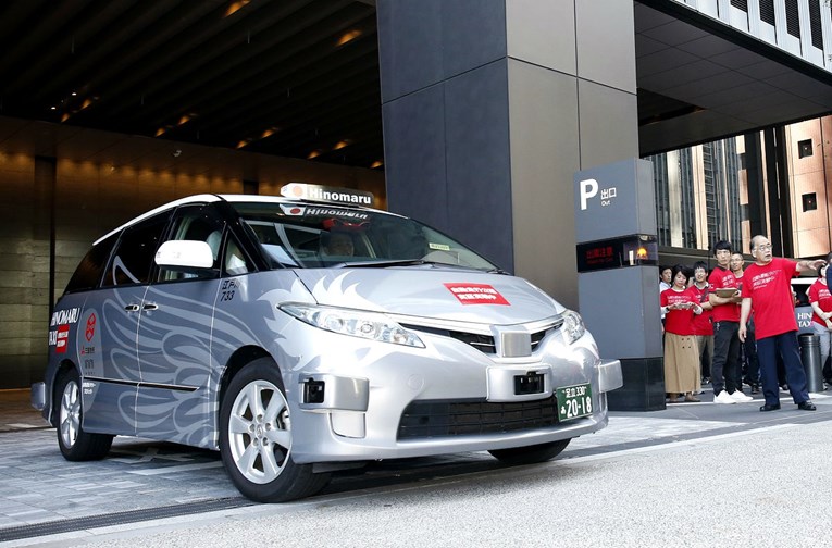 U Tokiju počele testne vožnje autonomnim taksijima
