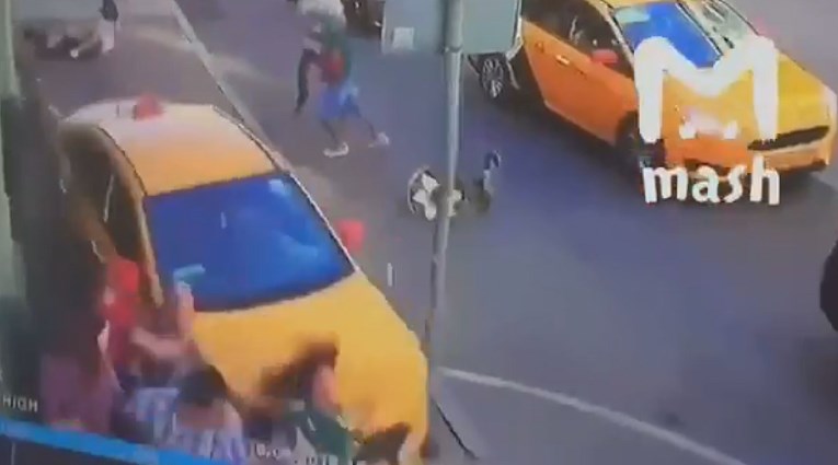 Objavljena uznemirujuća snimka udara taksija u navijače u Moskvi