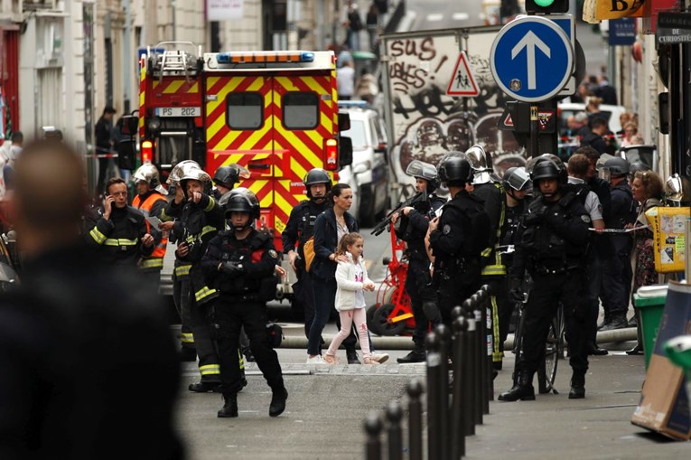 Talačka kriza u Parizu: Uhićen muškarac koji je oteo dvije osobe i polio ih benzinom