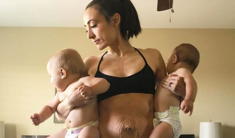 Mama troje djece objavila fotku i pokazala kako izgleda dojenje u tandemu