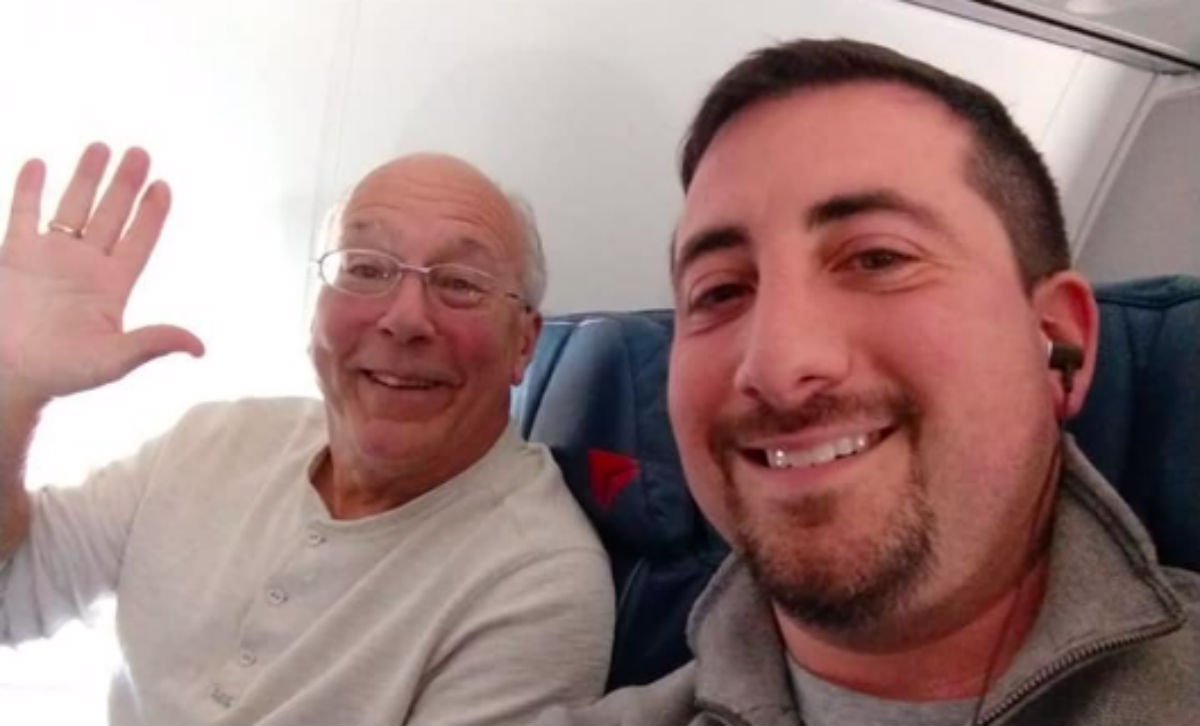 Tata je čuo da mu kći stjuardesa radi na Božić pa se ukrcao u njen avion