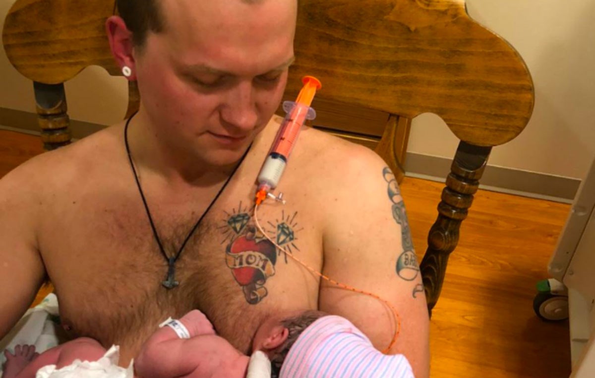 Tata "podojio" bebu dok se mama oporavljala nakon carskog reza