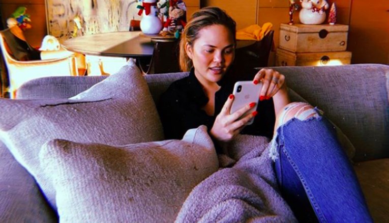 Chrissy Teigen odgovorila trolovima koji je kritiziraju jer joj sin nosi kacigu