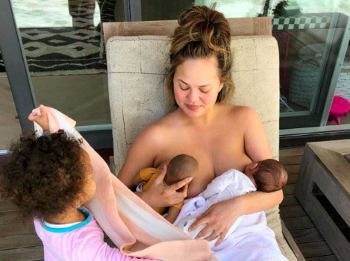 Chrissy Teigen oduševila je pratitelje videom dvomjesečnog sina Milesa koji veselo udara nogicama