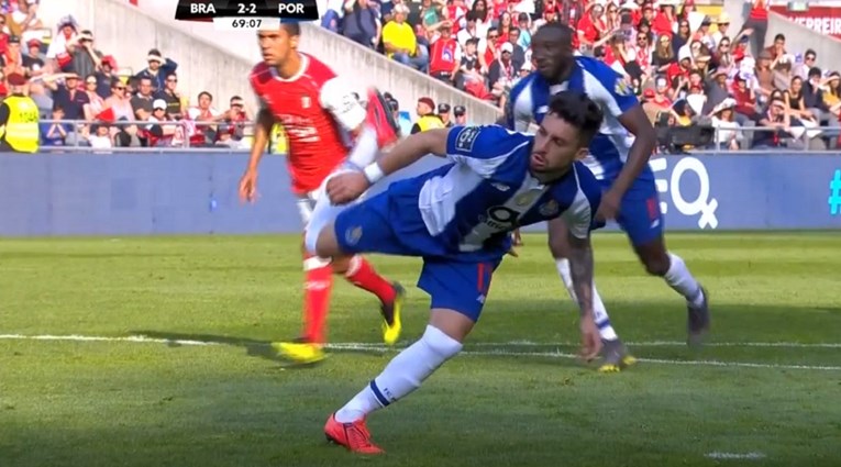 VIDEO Igrač Porta teže se ozlijedio zabijajući gol iz penala