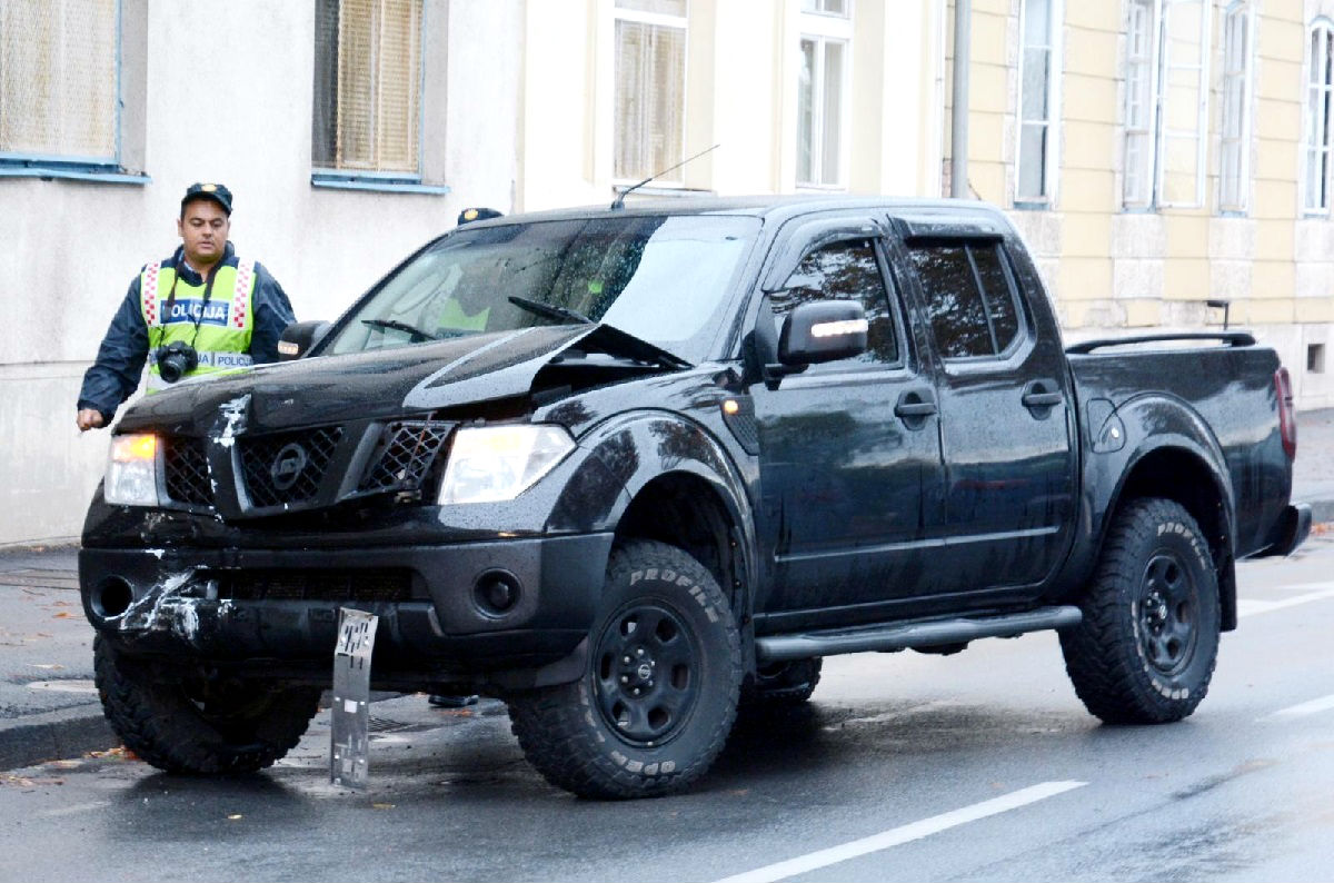 VIDEO U Sisku se terencem zabio u kantu za smeće ispred zgrade policije