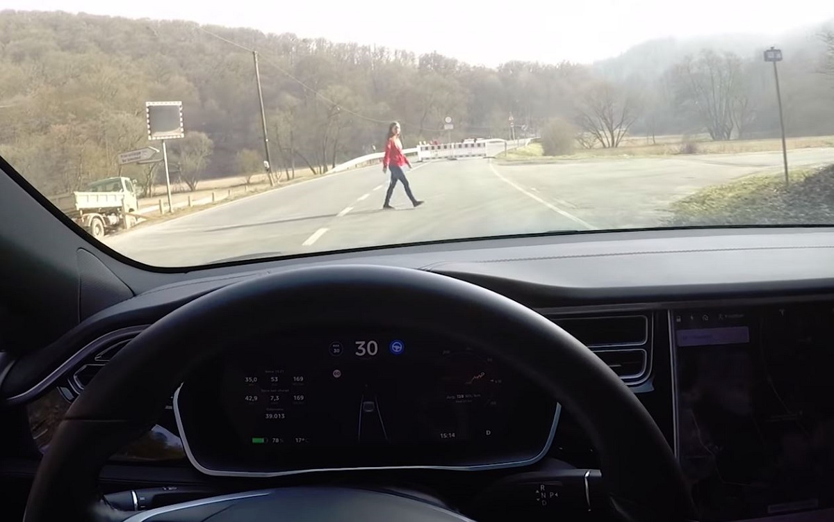 Napali ga jer je testirao hoće li mu Teslin autopilot pregaziti ženu
