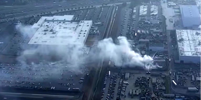Požar zahvatio dio Tesline tvornice u Kaliforniji