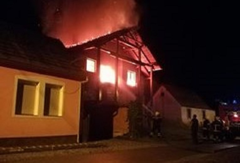 FOTO Izbio požar u kući kod Požege, dvoje djece se spasilo u zadnji tren