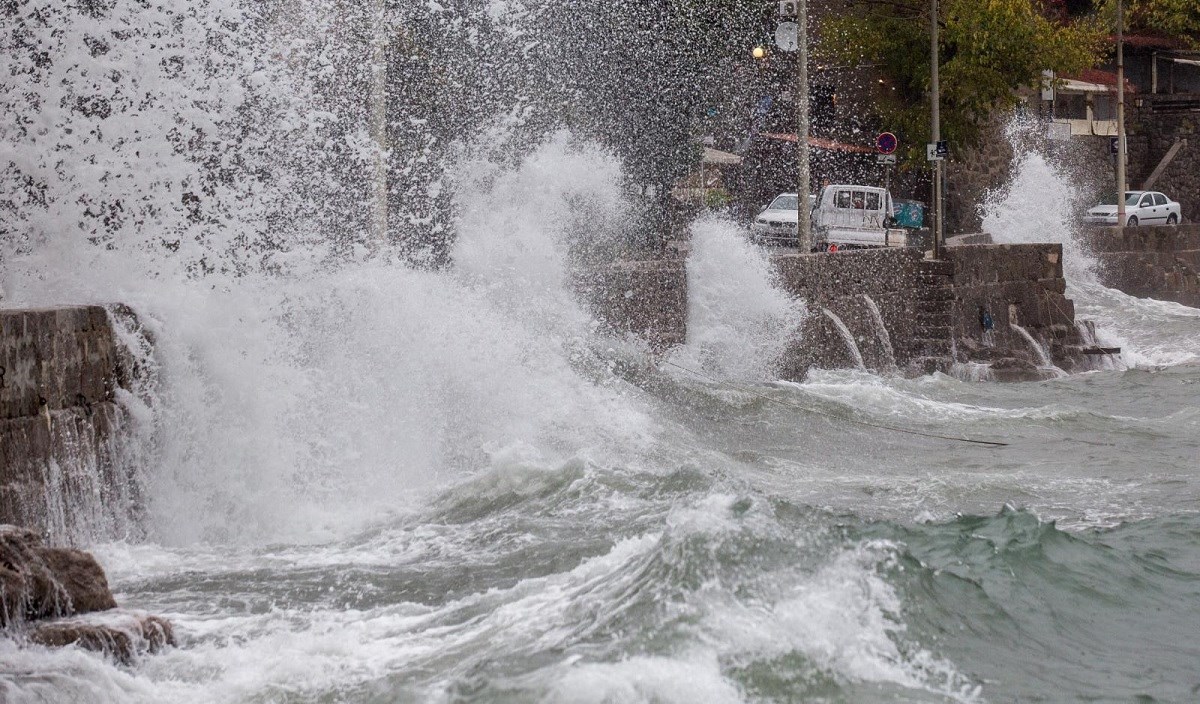 Rive pod vodom, nestalo struje, čule se i detonacije. Pogledajte snimke s obale