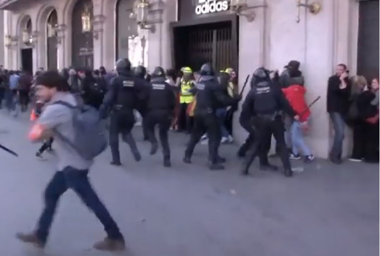 Sukob separatista i policije u Barceloni, najmanje 28 ozlijeđenih