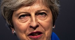 Važan saveznik napustio Theresu May, sporazum o Brexitu opasno visi