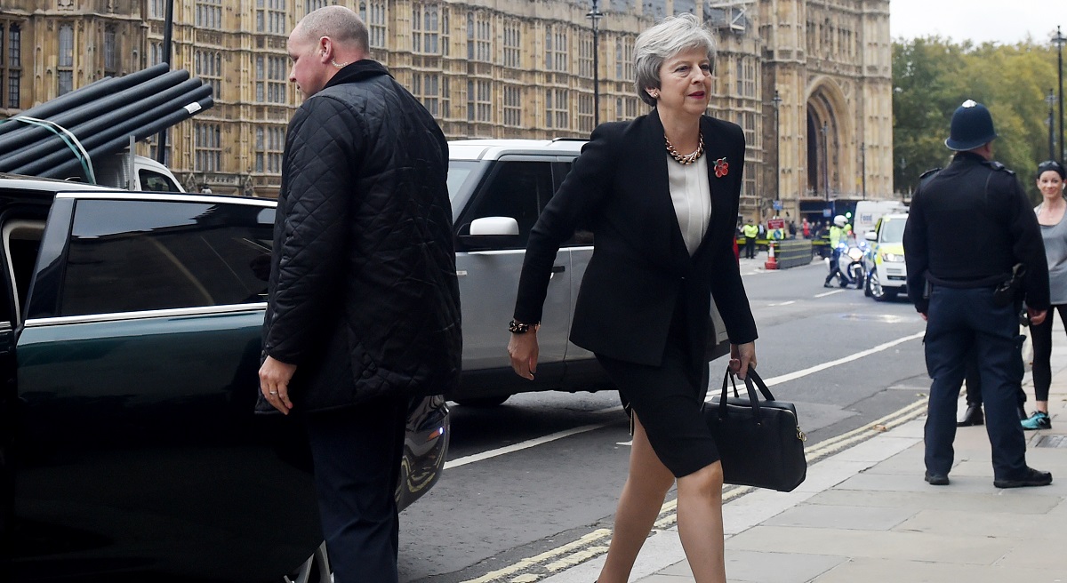 Auto se zabio u kolonu u kojoj je bila Theresa May