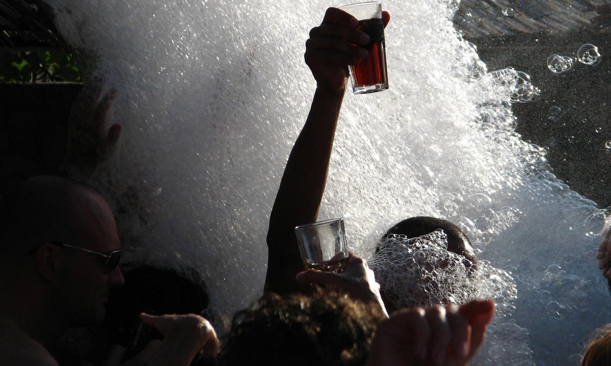 Gosti na Pagu pretukli konobara i vlasnika kafića jer im više nisu dali piti