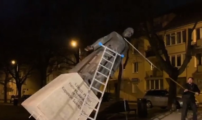 Aktivisti srušili kip svećenika osumnjičenog za pedofiliju. Pogledajte snimku
