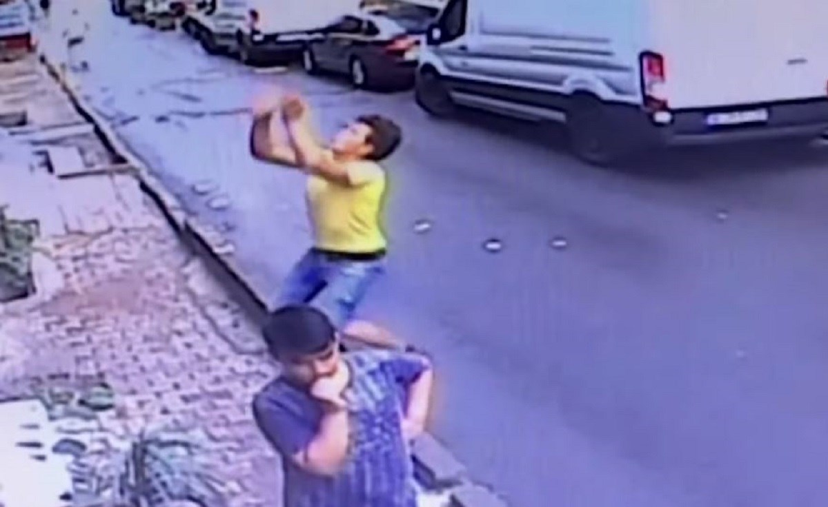 VIDEO Tinejdžer heroj uhvatio dvogodišnju bebu koja je pala s drugog kata