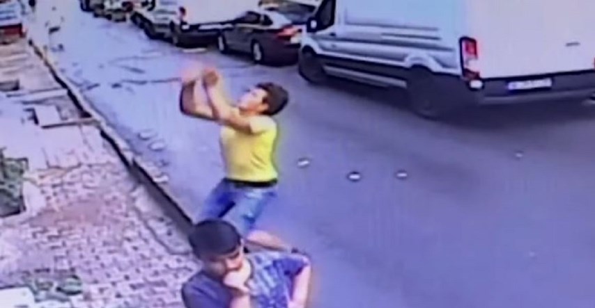 VIDEO Tinejdžer heroj uhvatio dvogodišnju bebu koja je pala s drugog kata