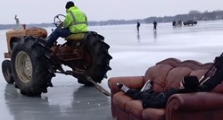 Tip čilao na kauču dok ga je traktor vukao po zaleđenom jezeru