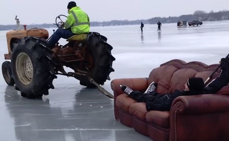 Tip čilao na kauču dok ga je traktor vukao po zaleđenom jezeru