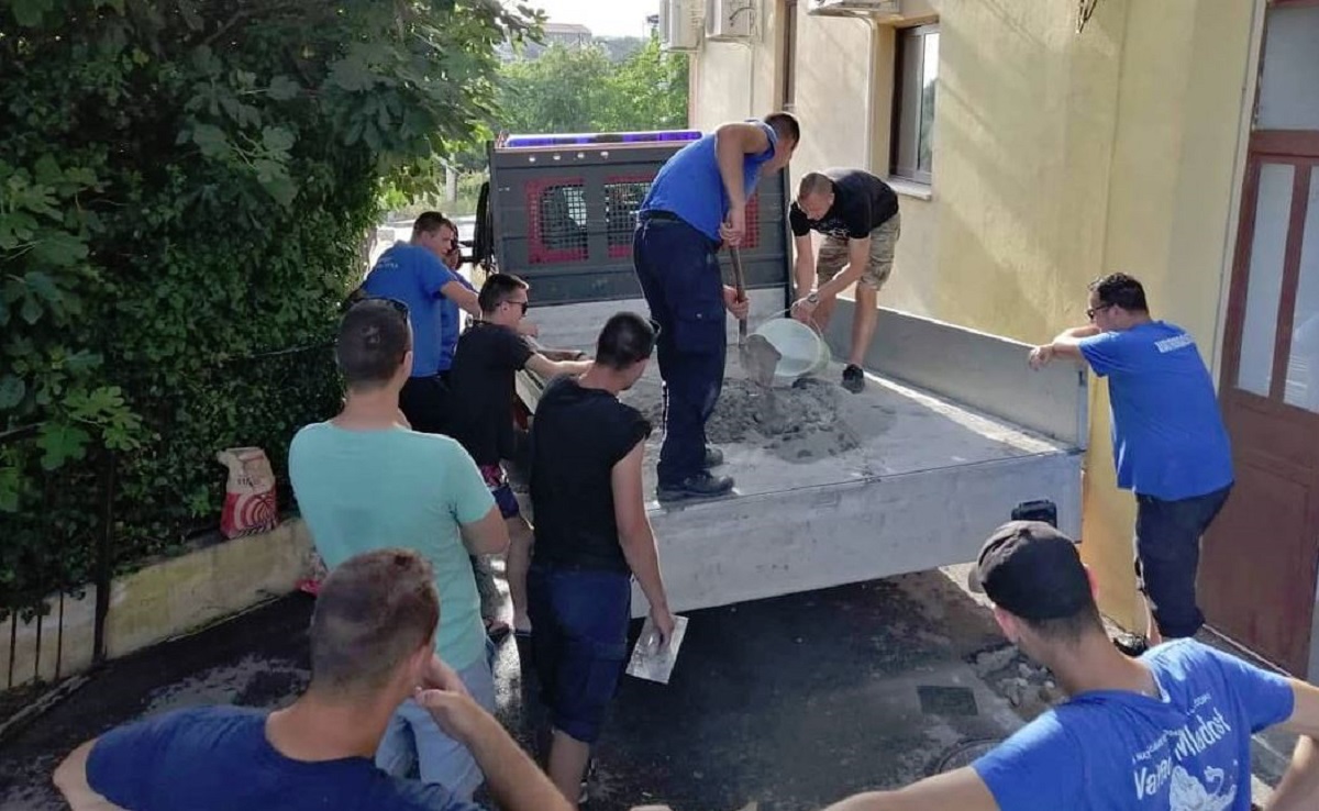 Možete li izbrojiti koliko ljudi gleda dvojicu koji rade na fotki iz Dalmacije?