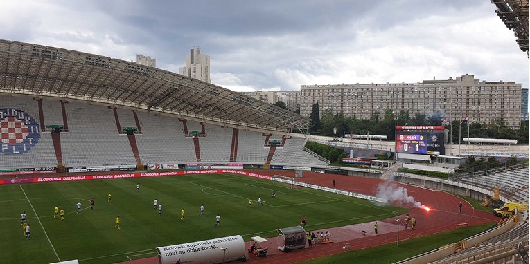 Torcida sa ceste bacila baklju skoro do terena Poljuda