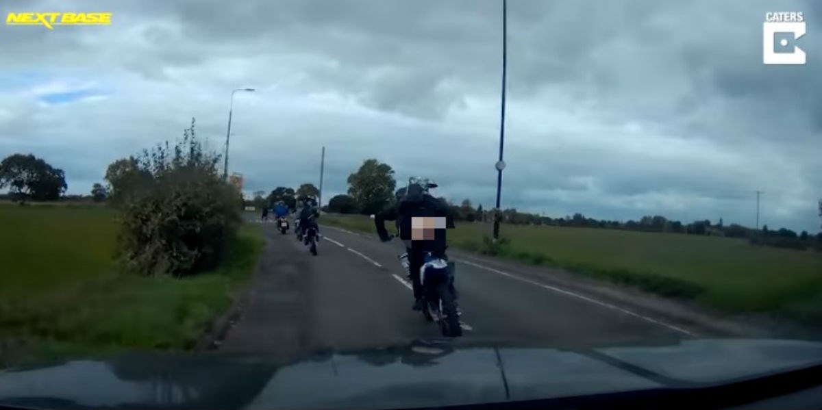 VIDEO Bezobrazni motorist mu pokazao golu stražnjicu jer mu je potrubio