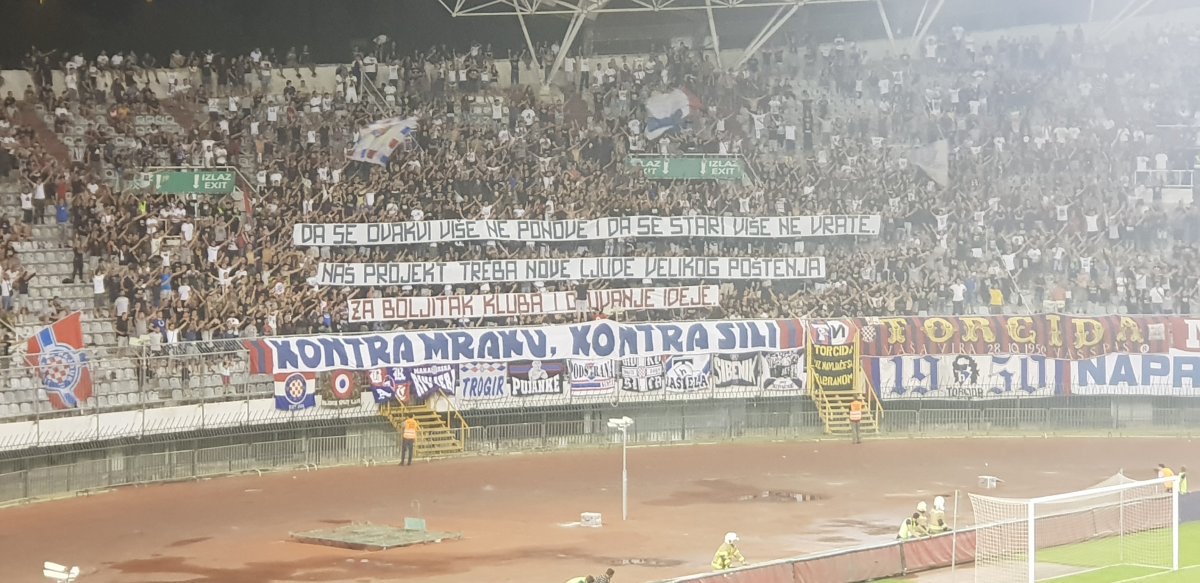 Torcida uz bakljadu poslala poruku: "Naša dužnost je ustati protiv takvih"