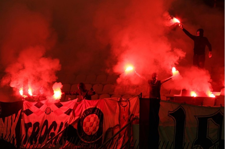 Hajduk saznao kaznu za bakljadu protiv Osijeka