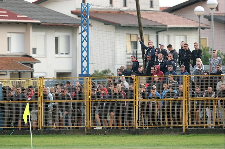 Policija suzavcem na Torcidu u Zaprešiću