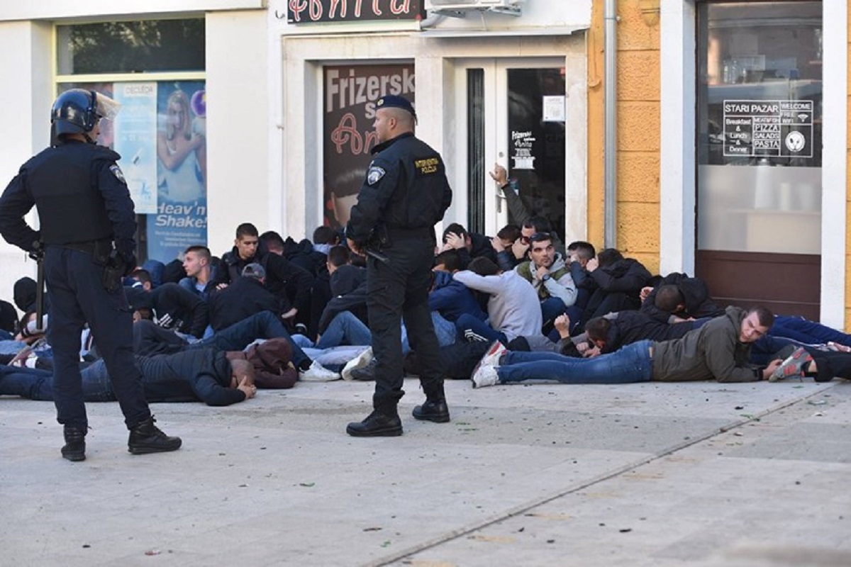 Godinu dana nakon groznih nereda Hajduk dolazi u Šibenik, policija zatvara ulice