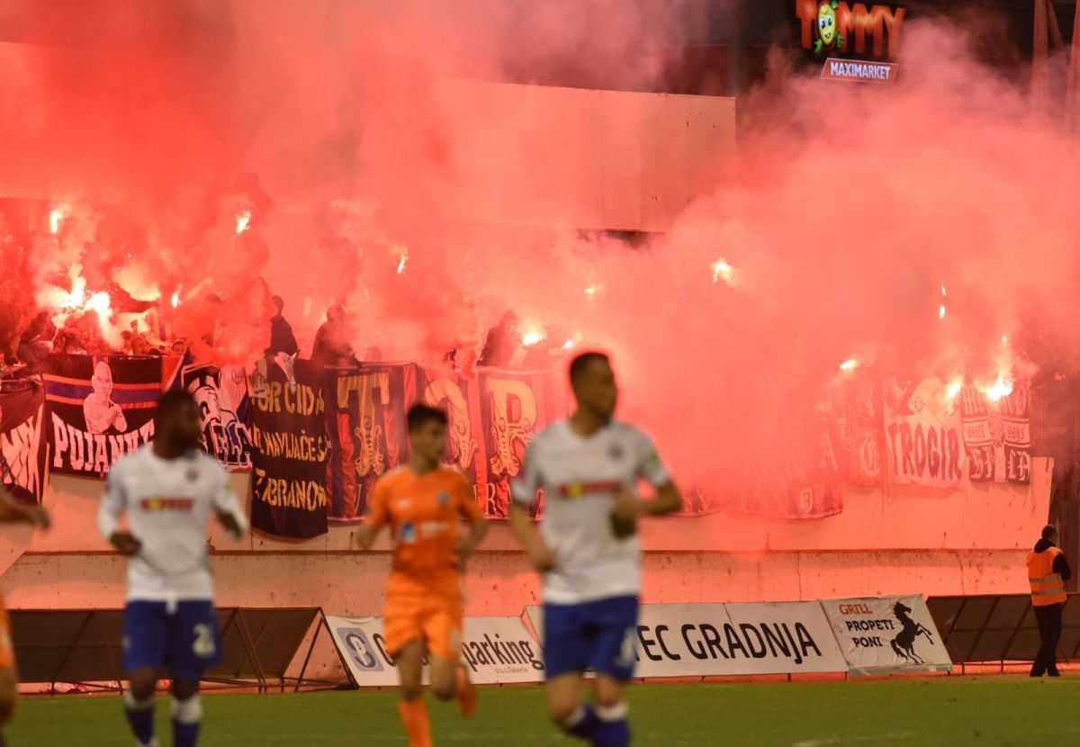 Torcida slavila rođendan i bakljadom prekinula derbi sa Šibenikom