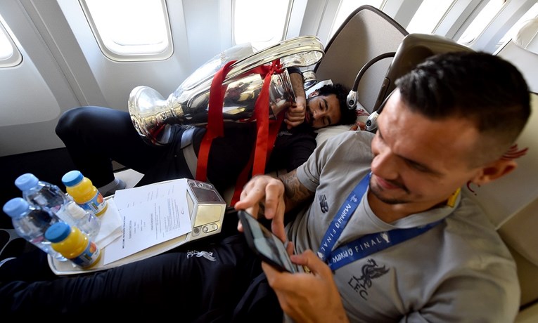 Salah spava s trofejom Lige prvaka, Lovren se ceri, a internet gori