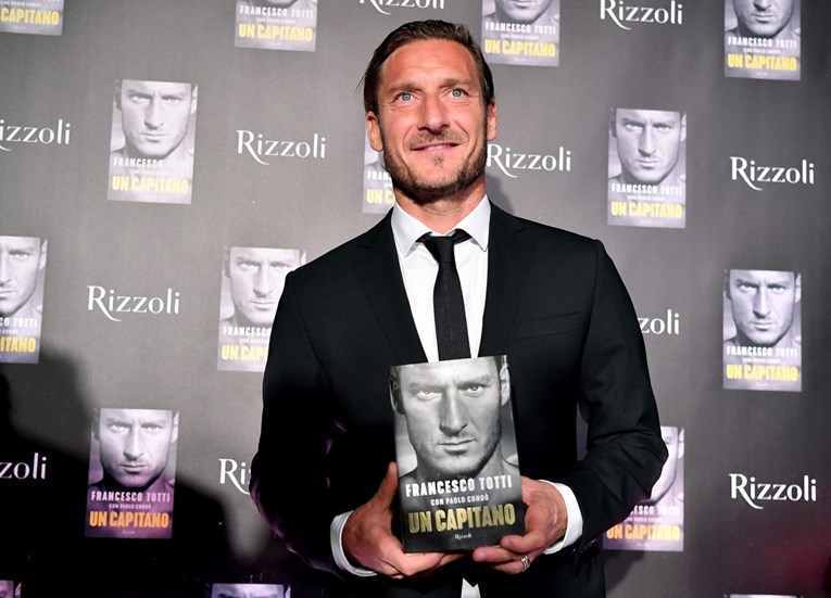 VIDEO Totti autobiografiju spektakularno predstavio u Rimskom koloseumu