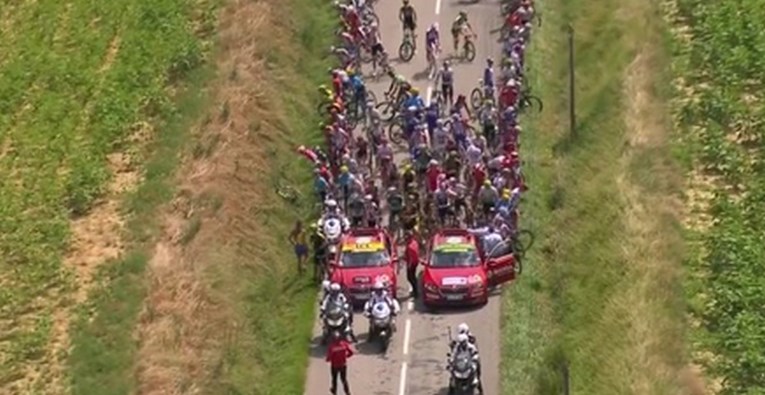 Prekinut Tour de France, prosvjednici rastjerani suzavcem