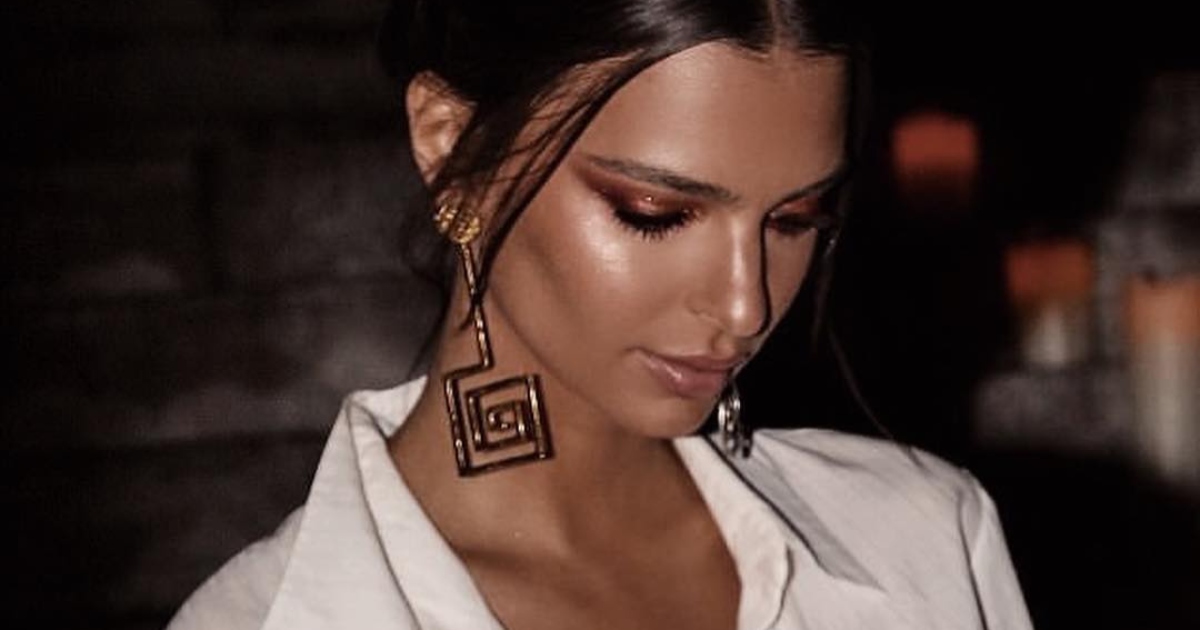 Vrhunac seksepila: Emily Ratajkowski nosi samo košulju i štikle
