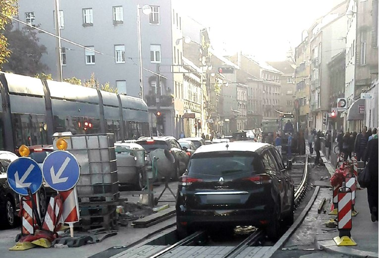 Vozač u Zagrebu zapeo autom među tračnicama, nastala velika gužva