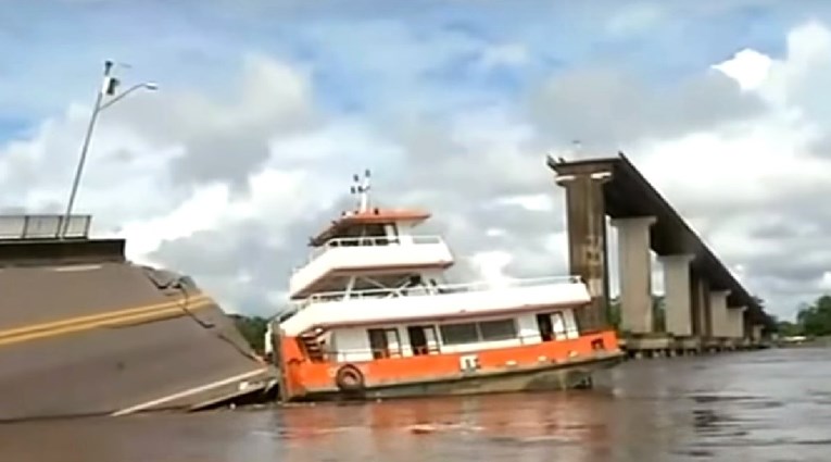 VIDEO Trajekt se zabio u most u Brazilu, auti padali u rijeku. Traže preživjele