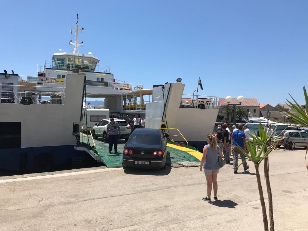 Trajekt se na Hvaru zabio u obalu, ima ozlijeđenih