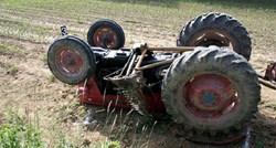 Kod Sunje se sudarili traktor i bus: Vozač traktora pao je u kanal, kritično je
