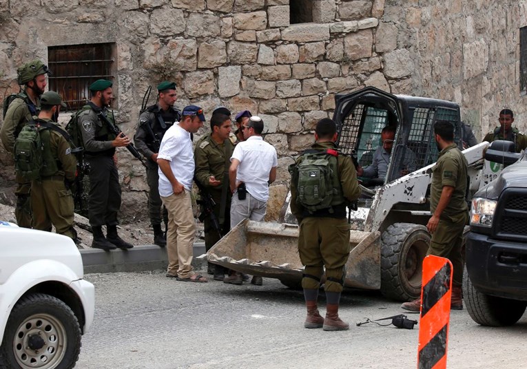Palestinac se traktorom pokušao zaletjeti u civile i vojnike, Izraelci ga ubili