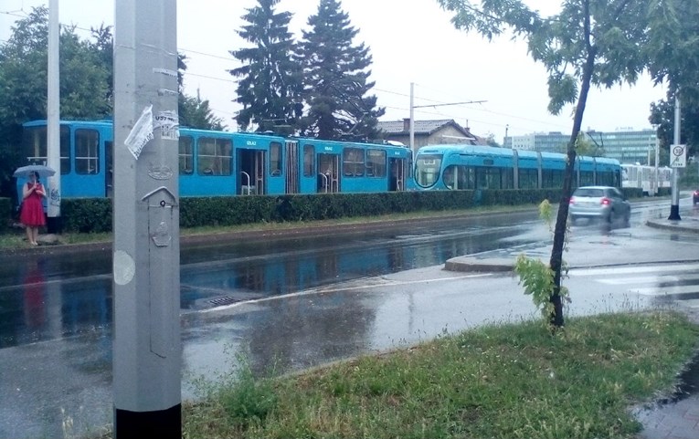 Tramvaj udario pješaka u Vukovarskoj ulici u Zagrebu, zaustavljen tramvajski promet